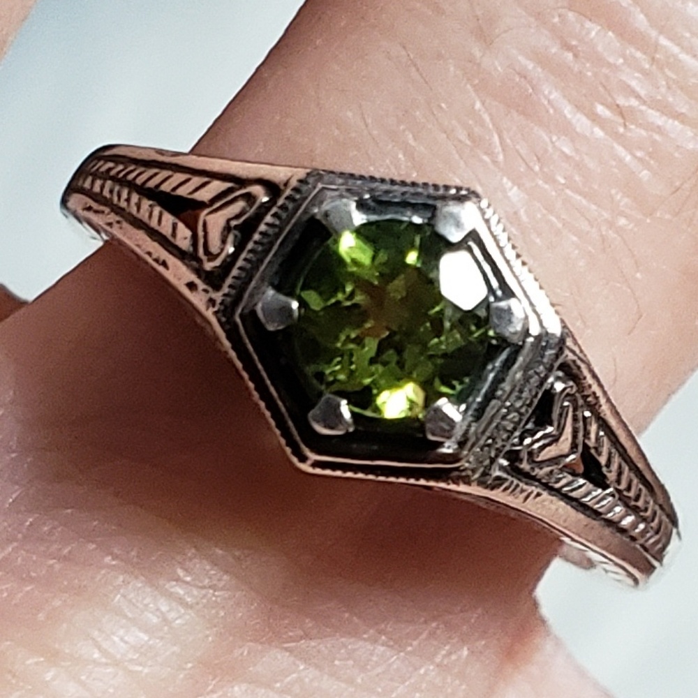 Genuine Peridot Ring in 925 Silver - Picture 5 of 7